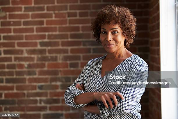 Retrato De Cabeza Y Hombros De Una Empresaria Madura Foto de stock y más banco de imágenes de Mujeres