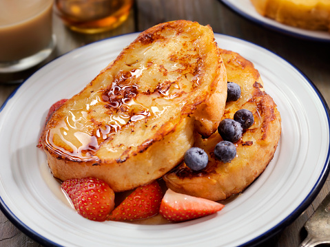 French toast with bananas and berries