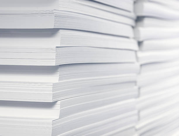 stapel von leere papier - stack paper document heap stock-fotos und bilder