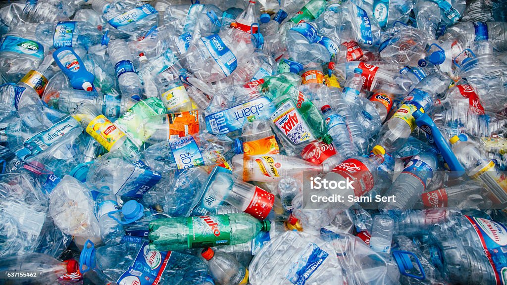 El reciclaje de botellas de plástico - Foto de stock de Plástico libre de derechos