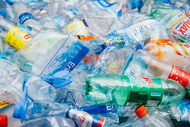 recyclage des bouteilles en plastique - packaging recycling bottle plastic photos et images de collection