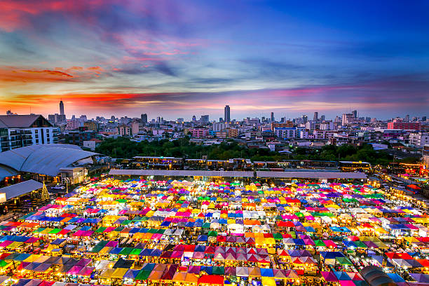 várias coloridas tendas/vendas de segunda mão mercado em bangkok - bangkok thailand asia thai culture - fotografias e filmes do acervo