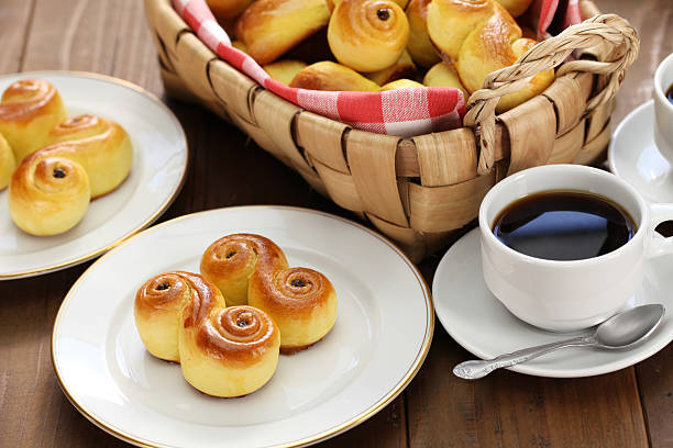 homemade swedish saffron buns, lussekatt in basket - lussebulle bildbanksfoton och bilder