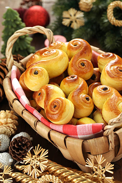 homemade swedish saffron buns, lussekatt in basket - lussebulle bildbanksfoton och bilder