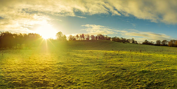 vista panoramica della campagna dell'irlanda del nord alba mattutina - ireland landscape foto e immagini stock