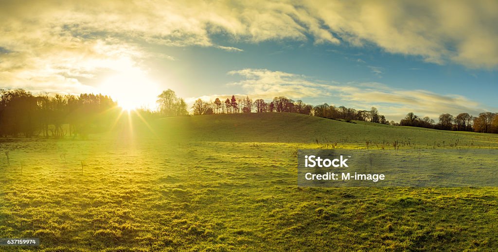 vista panorâmica do nascer do sol da manhã do campo da Irlanda do Norte - Foto de stock de Nascer do sol royalty-free