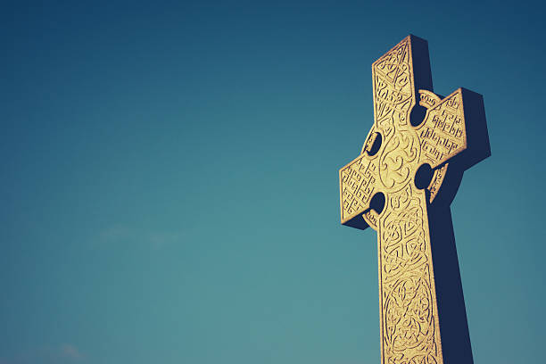 셀틱 교차 gravestone - tied knot celtic culture cross shape cross 뉴스 사진 이미지