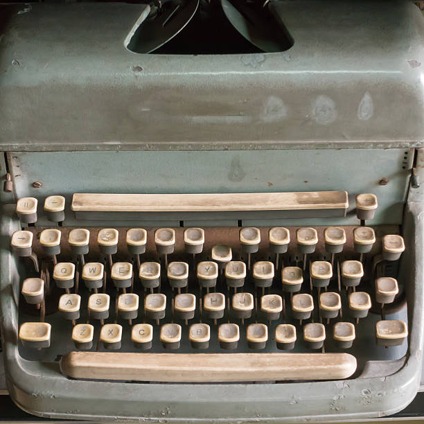 vintage máquina de escrever  - typewriter old sepia toned nostalgia - fotografias e filmes do acervo