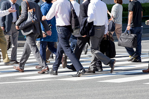 paisaje de viaje en japón (hombre de negocios) - sidewalk walking human foot city fotografías e imágenes de stock