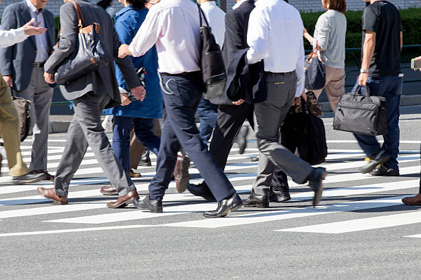 日本の通勤風景 (ビジネスマン) - human foot ストックフォトと画像