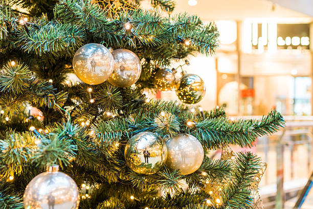 istock Pretty gold themed Christmas tree in a mall 637163272