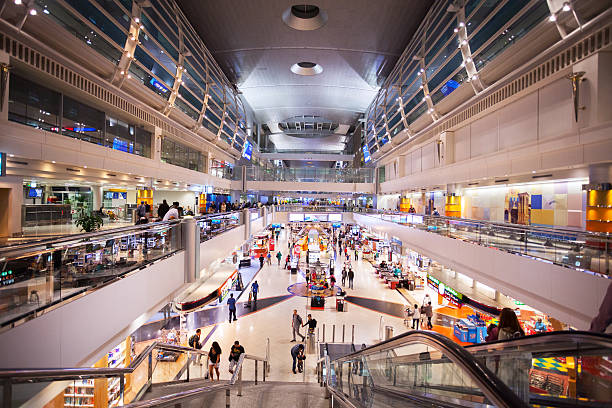 현대 면세점 쇼핑지역 - dubai united arab emirates airport indoors 뉴스 사진 이미지