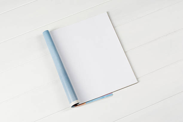 maqueta de revistas o catálogo sobre fondo de mesa de madera. - paperback book stack white fotografías e imágenes de stock