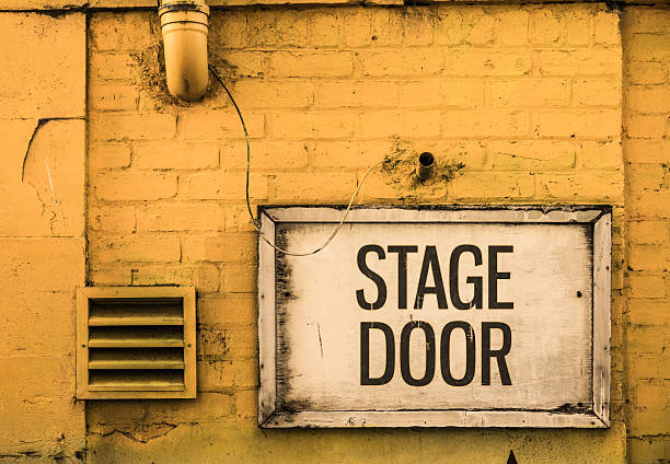 señal de puerta de grungy stage - teatro de pantomima británico fotografías e imágenes de stock