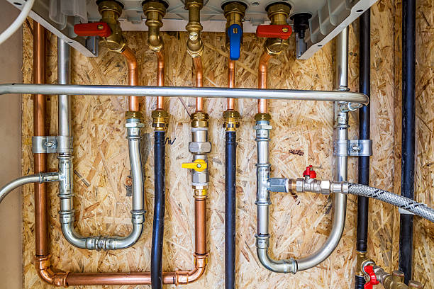 anschluss von heizung und warmwasser - boiler heat pipe water stock-fotos und bilder