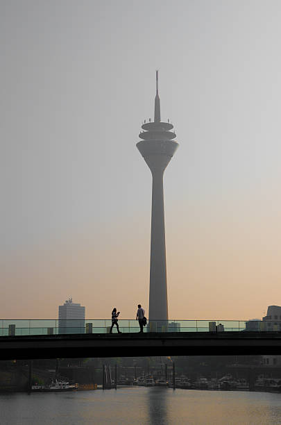 torre del rin de dusseldorf - rhine river audio fotografías e imágenes de stock