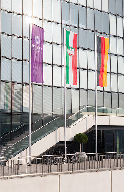 hotel hyatt regency en düsseldorf - nordrhein westfalen flag fotografías e imágenes de stock