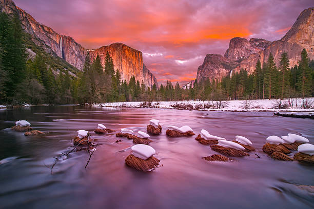 parque nacional yosemite ao anoitecer com tampas de neve - yosemite national park winter waterfall california - fotografias e filmes do acervo