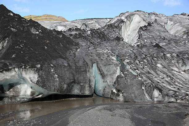 lodowiec solheimajokull z ciemnym lodem. islandia - ice arctic crevasse glacier zdjęcia i obrazy z banku zdjęć