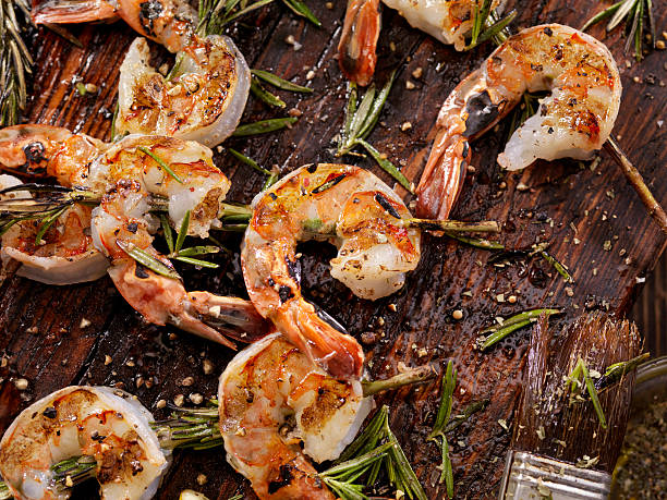 розмари креветки шашлыки - prepared shrimp prawn grilled lime стоковые фото и изображения