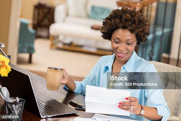 Selbstständige Frau Liest Ihre Post Im Homeoffice Stockfoto und mehr Bilder von Kontoauszug - Kontoauszug, Lesen, Post