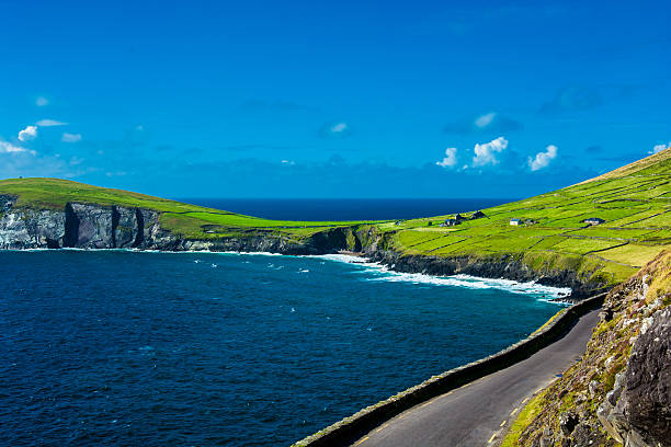 pista simple camino de la costa en slea cabeza en irlanda - scenics county kerry republic of ireland irish culture fotografías e imágenes de stock