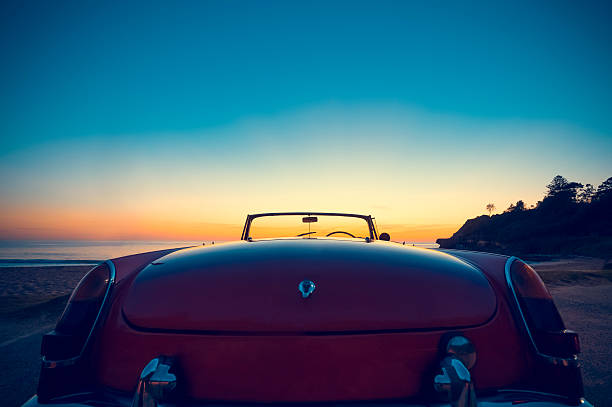 umwandelbares am strand bei sonnenuntergang oder sunrise - road trip collectors car sports car convertible stock-fotos und bilder