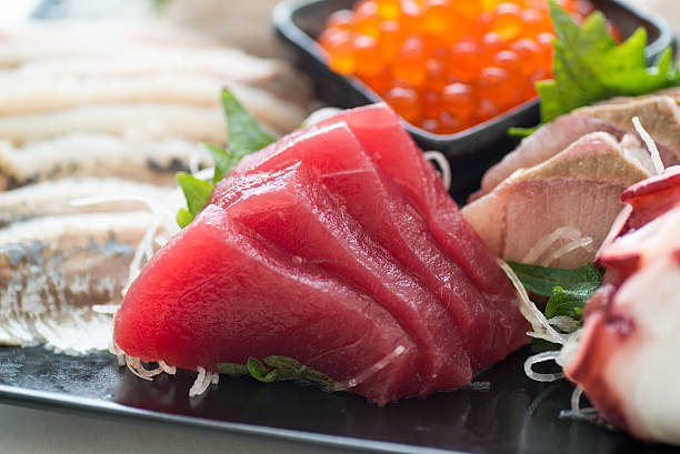 el sashimi de atún  - sashimi fotografías e imágenes de stock