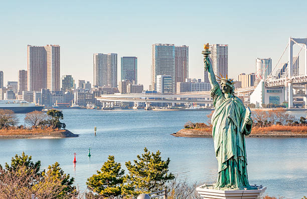 le ciel d’odaiba - réplique de la statue de la liberté odaiba photos et images de collection