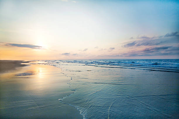 vista dell'alba sulla spiaggia - horizon over water horizontal surface level viewpoint foto e immagini stock