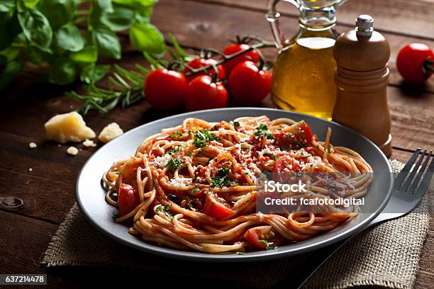 Placa De Pasta Foto de stock y más banco de imágenes de Pasta - Pasta, Espagueti, Comida italiana