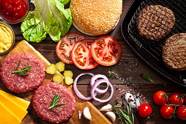 preparing cheeseburger - barbecue grill barbecue burger hamburger imagens e fotografias de stock