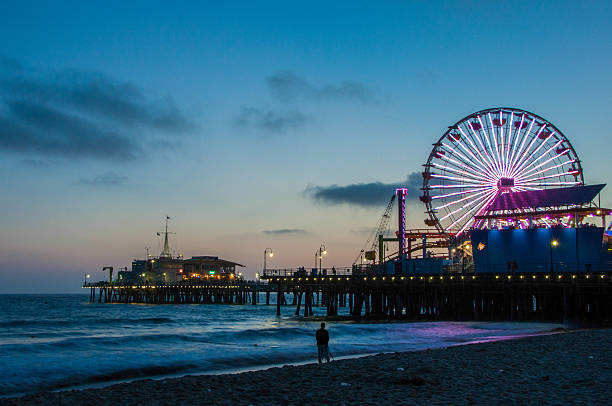 밤 로스 앤젤레스, 산타 모니카의 관람차는. 캘리포니아 미국 - santa monica pier santa monica street light lamp 뉴스 사진 이미지