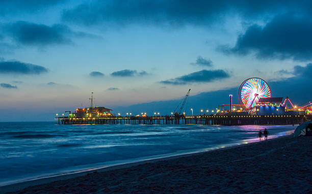 notte los angeles, ruota panoramica a santa monica. california stati uniti - santa monica pier santa monica street light lamp foto e immagini stock