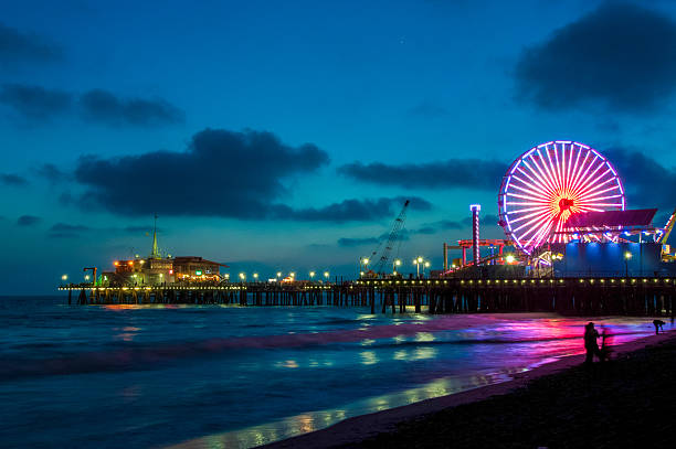 night los angeles, riesenrad in santa monica. kalifornien usa - ferris wheel santa monica pier santa monica wheel stock-fotos und bilder