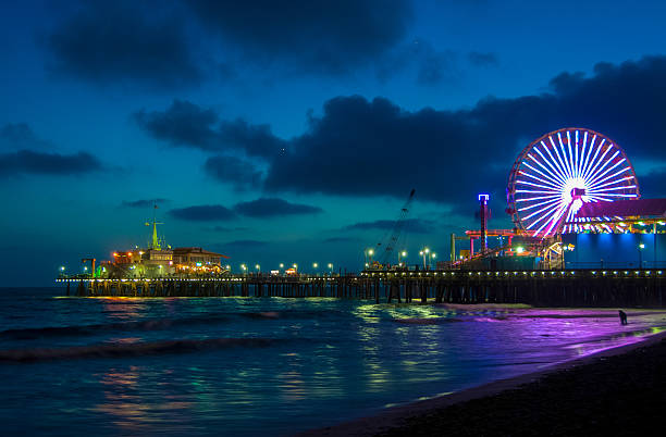 notte los angeles, ruota panoramica a santa monica. california stati uniti - santa monica pier santa monica street light lamp foto e immagini stock