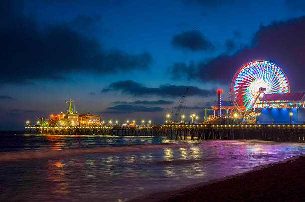 ночь лос-анджелес, колесо обозрения в санта-монике. калифорнийский сша - santa monica pier santa monica beach night amusement park стоковые фото и изображения
