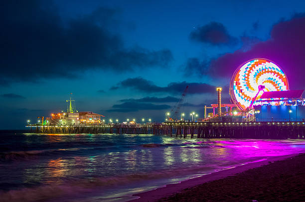 night los angeles, riesenrad in santa monica. kalifornien usa - ferris wheel santa monica pier santa monica wheel stock-fotos und bilder