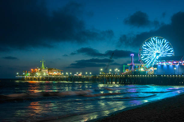 noche los ángeles, noria en santa mónica. california ee.uu. - santa monica city of los angeles night los angeles county fotografías e imágenes de stock