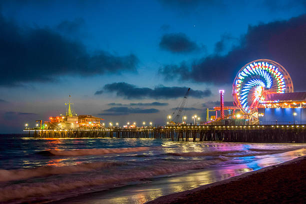 notte los angeles, ruota panoramica a santa monica. california stati uniti - santa monica pier santa monica street light lamp foto e immagini stock