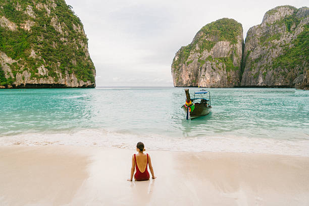 mujer en la playa de maya bay - phi phi islands fotografías e imágenes de stock