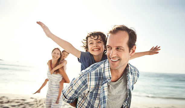 lo mejor de las vacaciones! - men fun father daughter fotografías e imágenes de stock