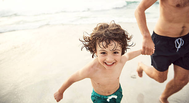 è un ragazzino veloce! - surfing beach family father foto e immagini stock