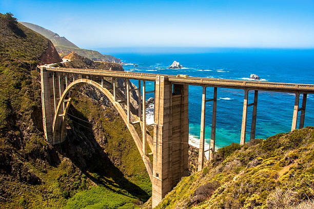 биксби-бридж, шоссе #1 биг-сур, калифорния, сша - coastline big sur usa the americas стоковые фото и изображения