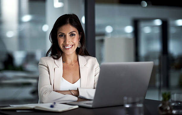 생산적인 밤을 맞이하기 위한 모든 세트 - business person sitting looking at camera corporate business 뉴스 사진 이미지