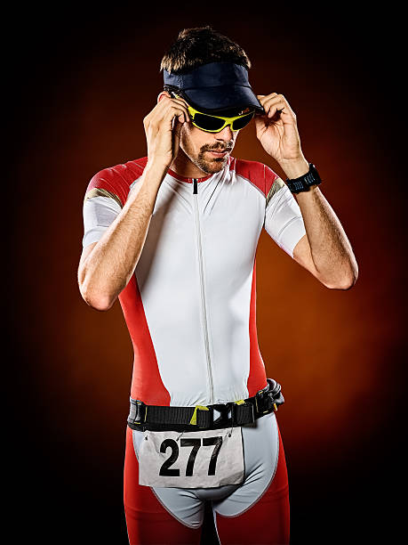 uomo corridore corre isolato ironman-triathlon - jogging ironman triathalon triathlon ironman foto e immagini stock