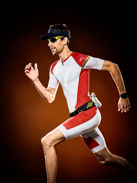 uomo corridore corre isolato ironman-triathlon - jogging ironman triathalon triathlon ironman foto e immagini stock