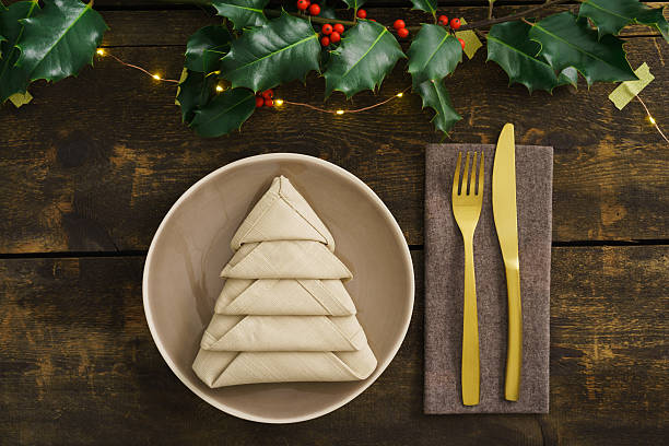weihnachten-gedeck - servietten falten weihnachten stock-fotos und bilder