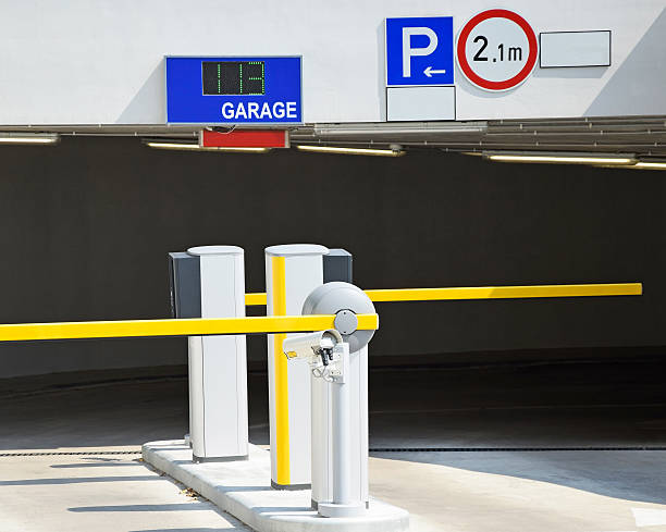 la entrada del garaje de estacionamiento sin servicio de valet - boundary parking security barrier gate fotografías e imágenes de stock