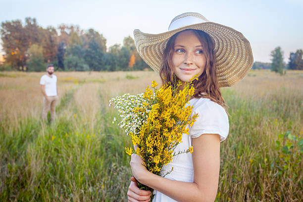 feliz pareja en la naturaleza. - cut flowers women field single flower fotografías e imágenes de stock